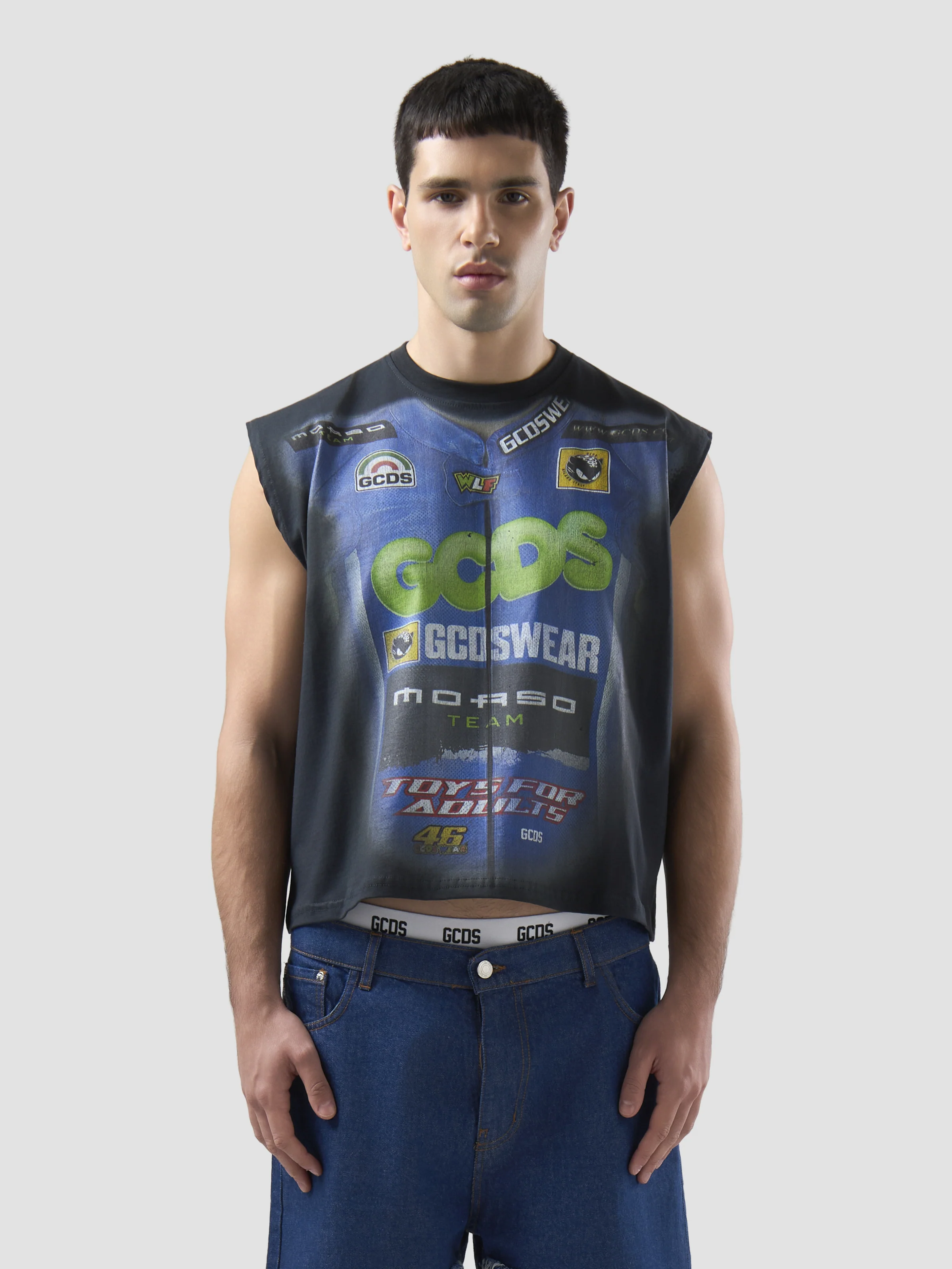 T-shirt smanicata VR46 con stampa tuta - Image 3
