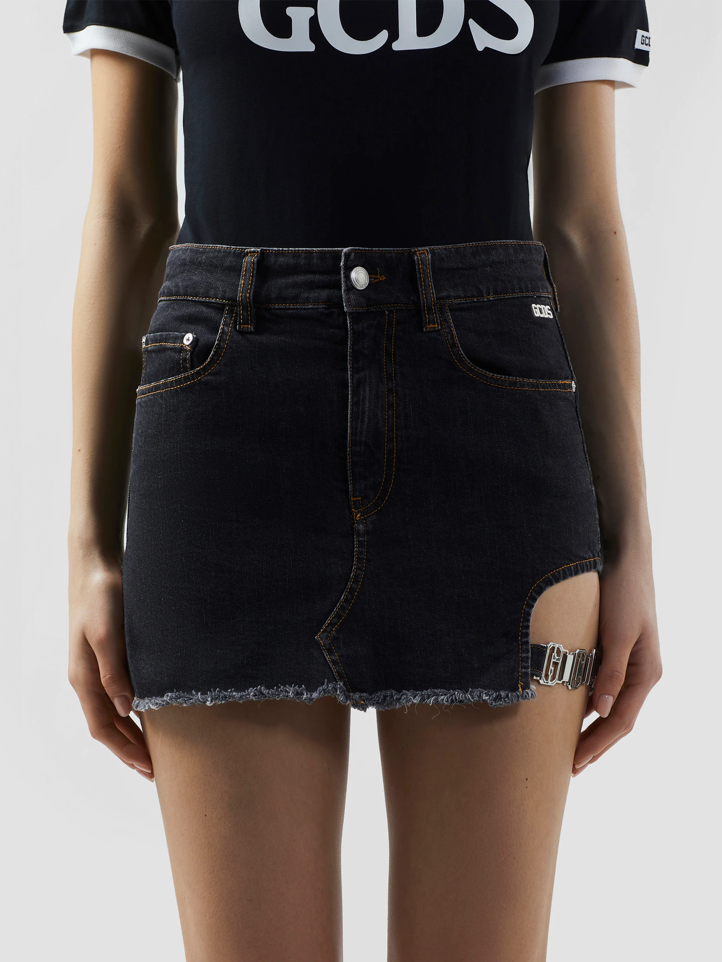 Gonna mini in denim con logo metallico - Image 3
