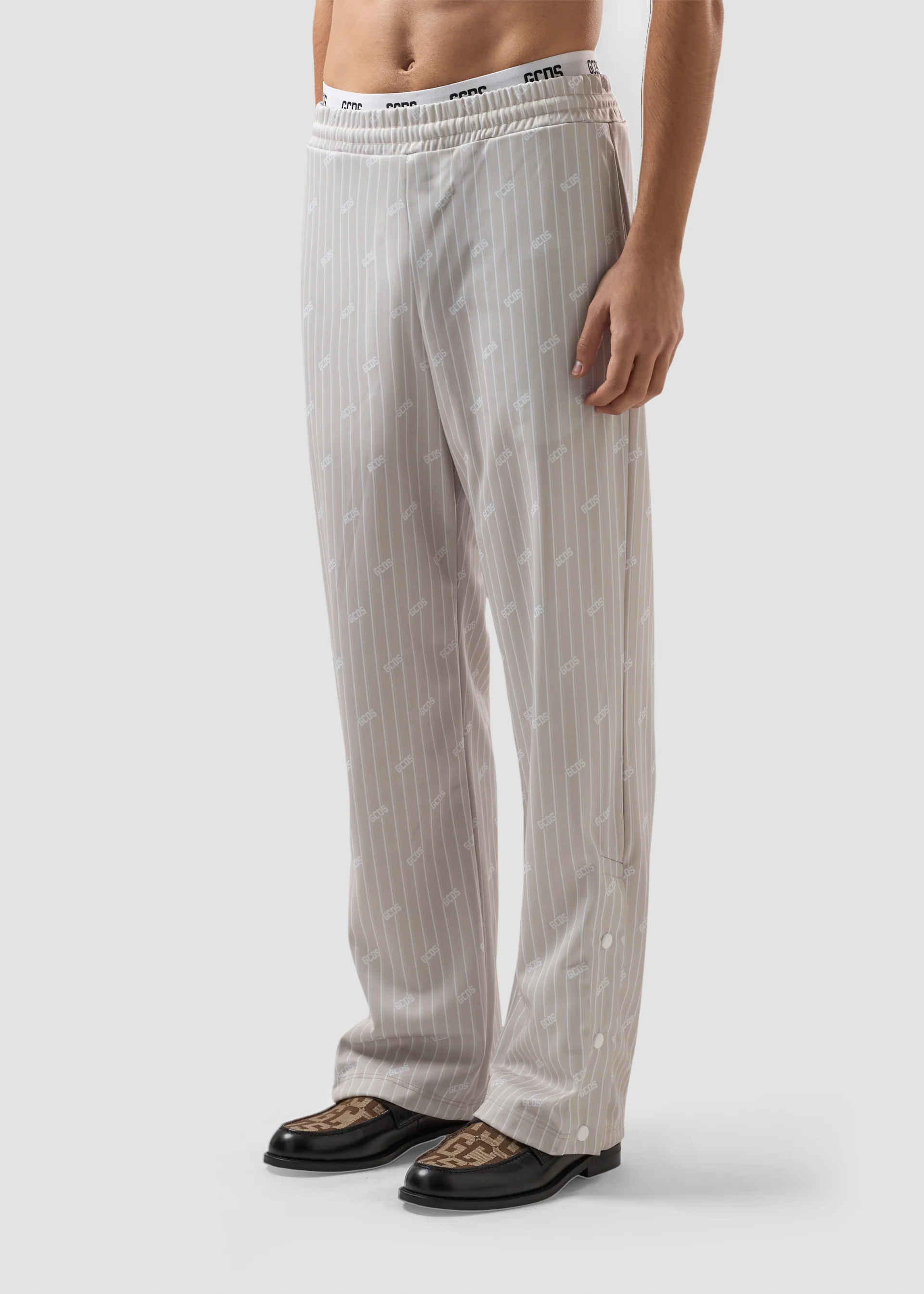 Pantaloni track gessati con logo all over - Image 4
