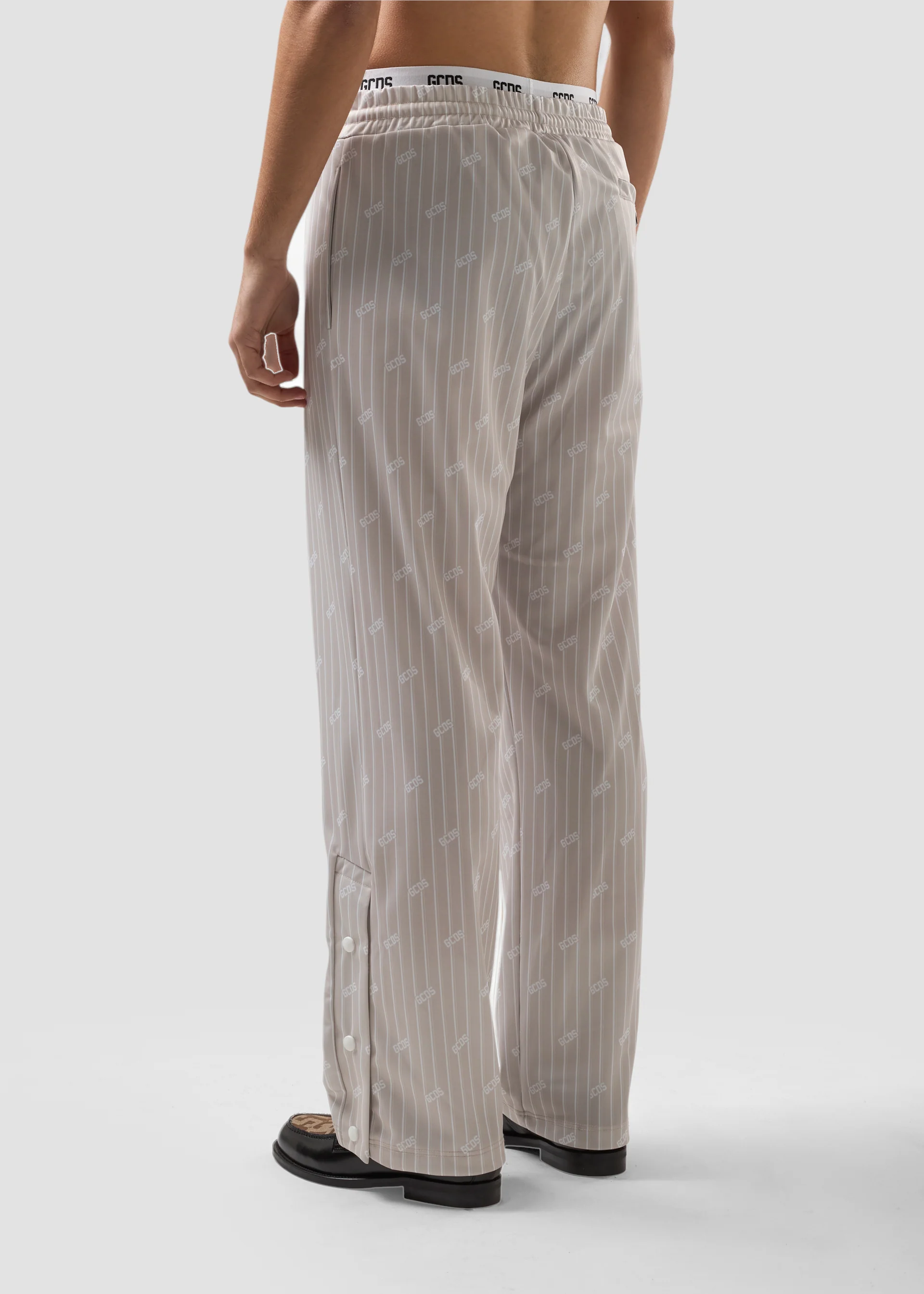 Pantaloni track gessati con logo all over - Image 5